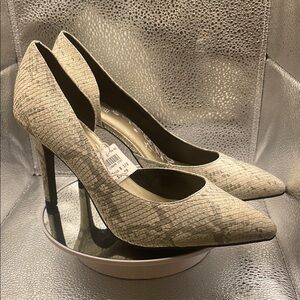 Cream Textured Snake Skin High Heels by Brash Size 8.5
